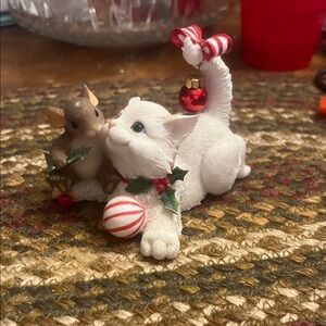 Festive White Kitten & Mouse Small Pet Figurine - Holiday Decor